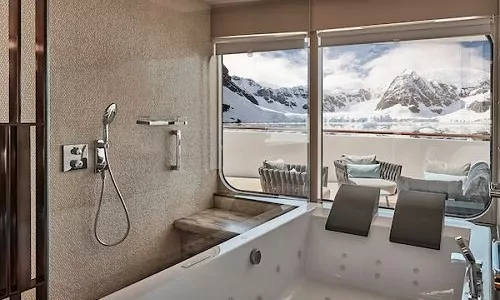 Badezimmer mit großem Fenster in der Grand Suite