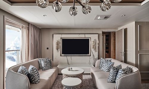 Owner Suite Wohnzimmer mit Sofas und TV
