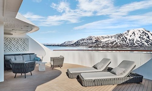 Owner Suite Veranda mit Gartenmöbeln, Liegen und Blick auf Küste