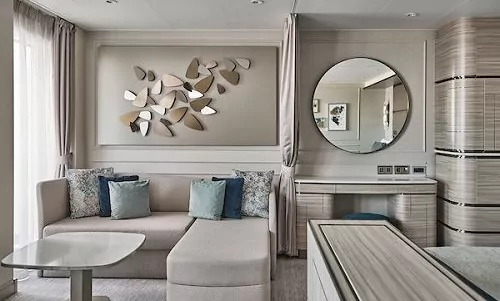 Silver Endeavour Silver Suite mit Sitzbereich und Schminktisch
