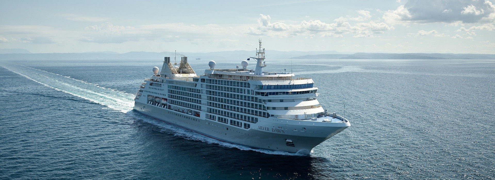 Silver Dawn Kreuzfahrtschiff auf dem Meer