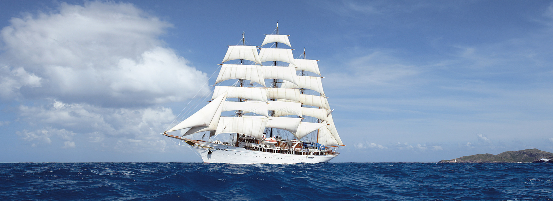 Sea Cloud mit vollen Segeln auf See