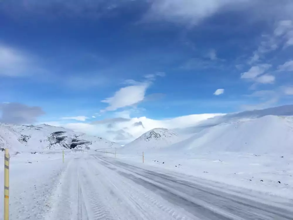 Verschneite Strasse in Island