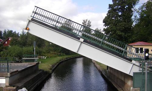 Göta Kanal Strassenbrücke geht nach oben und gibt Weg für Schiff frei