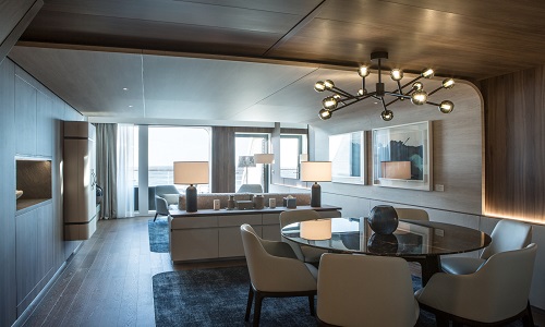 Ess- und Wohnbereich in Duplex Suite auf Luxusexpeditionsschiff Charcot