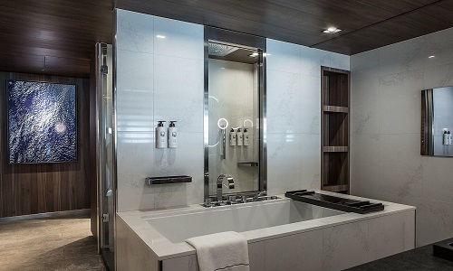 Badezimmer der Duplex Suite auf Le Commandant Charcot