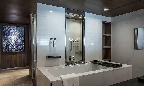 Badezimmer der Duplex Suite auf Le Commandant Charcot