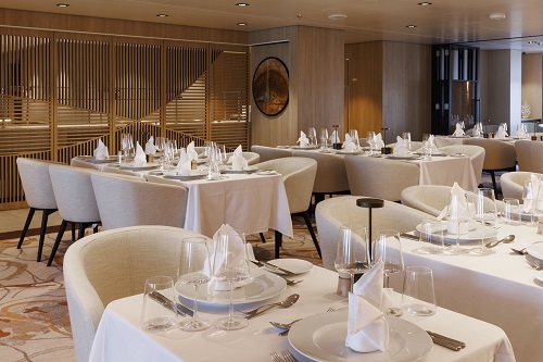 gedeckte Tische im Hauptrestaurant