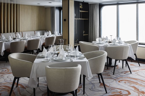 Tische im Swan Restaurant mit Panoramafenster