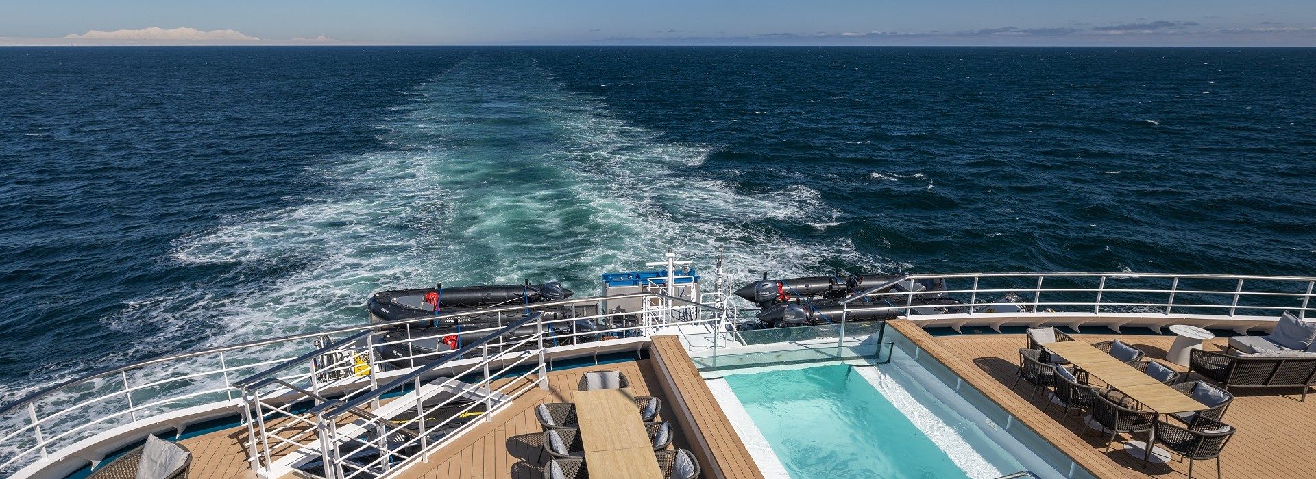Blick auf Pool am Heck und Meer