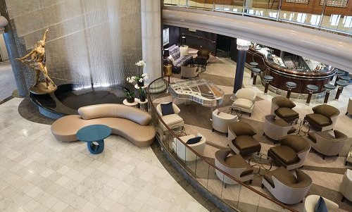 Atrium zentraler Treffpunkt auf der Crystal Symphony