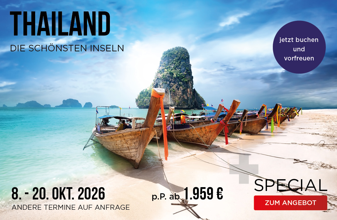 Longtailboote am Strand in der Bucht von Phang Nga