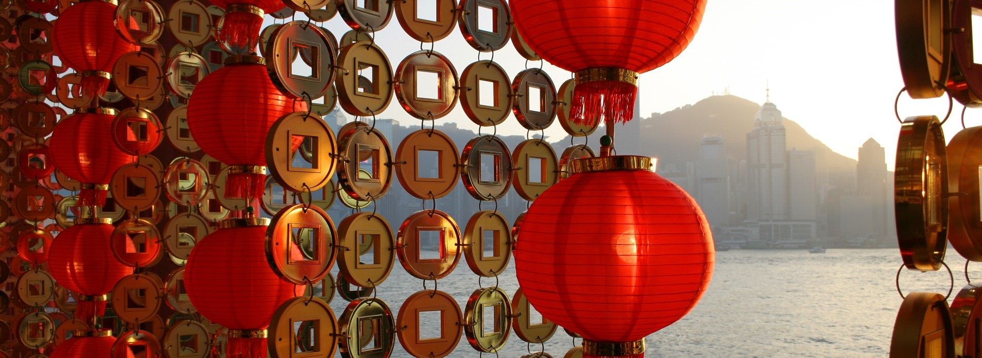 rote chinesische Laternen mit Blick aufs Meer und Hongkong an der Mündung des Perlflusses ins Südchinesische Meer