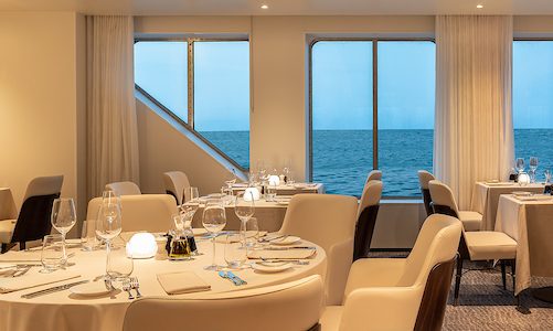 Restaurant gedeckte Tische und Blick aufs Meer
