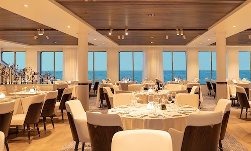 Restaurant innen mit großer Fensterfront