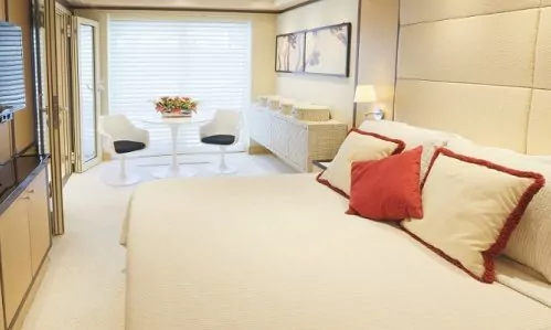 Schlafzimmer und Sitzgruppe auf dem Apartmentschiff The World