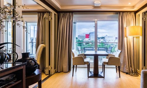 Esszimmer im Apartment auf dem Apartmentschiff The World