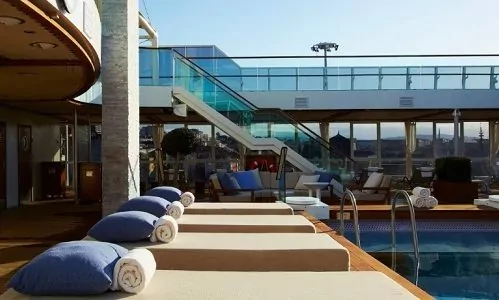 Liegen am Pool am Tag auf The World
