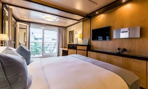 Schlafzimmer eines Apartment auf dem Schiff The World