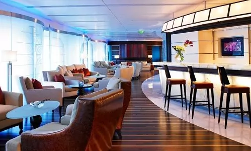 Bar auf dem Apartmentschiff The Wold