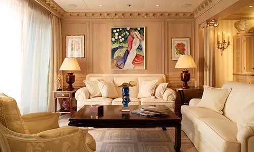 Bequeme Sofas im Wohnzimmer eines Apartments