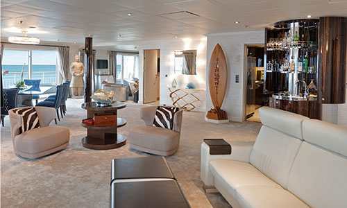 Wohn-Esszimmer eines Apartments auf dem Apartmentschiff The World