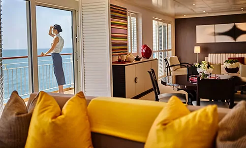Wohn- und Essbereich in Apartment auf dem Apartmentschiff The World