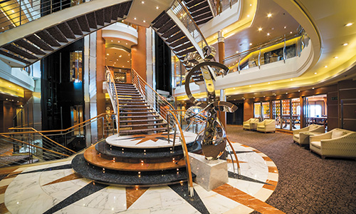 Atrium auf dem Luxuskreuzfahrtschiff Regent Seven Seas Voyager