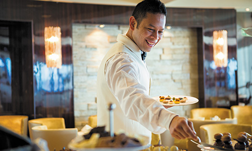 Service an Bord ders Luxuskreuzfahrtschiffes Sevens Seas Voyager