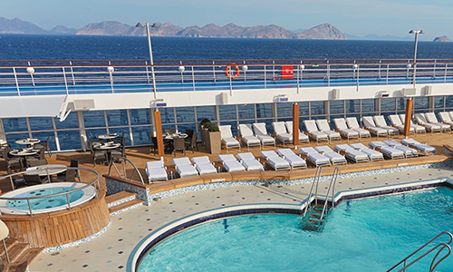 Pooldeck auf dem Luxuskreuzfahrtschiff Regent Seven Seas Voyager