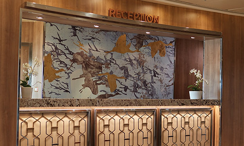 Rezeption auf dem Luxuskreuzfahrtschiff Regent Seven Seas Voyager