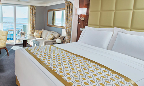 Wohn-Schlafbereich und Blick auf Veranda auf dem Luxuskreuzfahrtschiff Regent Seven Seas Voyager