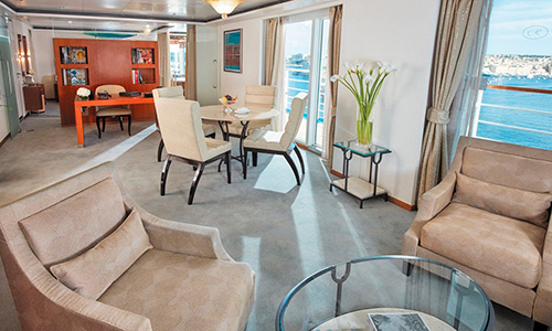 Wohnzimmer mit Esstisch und Veranda Grand Suite auf dem Luxuskreuzfahrtschiff Regent Seven Seas Voyager