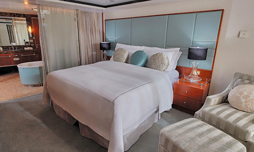 Schlafzimmer Master Suite auf dem Luxuskreuzfahrtschiff Regent Seven Seas Voyager