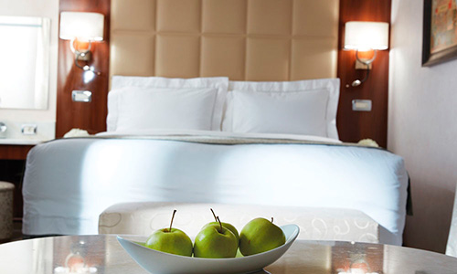 Schlafbereich Penthouse Suite auf dem Luxuskreuzfahrtschiff Regent Seven Seas Voyager