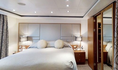Schlafzimmer Seven Seas Suite Forward auf dem Luxuskreuzfahrtschiff Regent Seven Seas Voyager