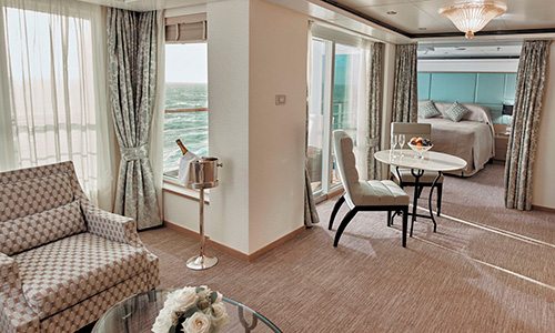 Wohn- und Schlafzimmer und Veranda Voyager Suite auf dem Luxuskreuzfahrtschiff Regent Seven Seas Voyager