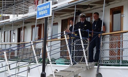 MS Wilhelm Tham Crew auf dem Zugaung zum Shelterdeck