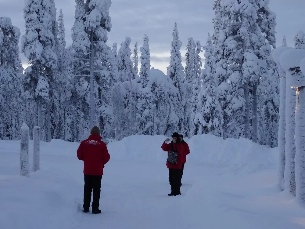 Spaziergänger im winterlichen Finnland