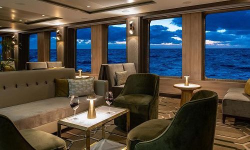 Sitzgruppe in der Lounge mit Blick aufs Meer