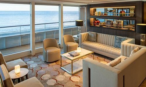 Sitzecke in der Lounge und Blick aufs Meer