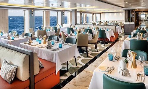 Blick ins Rstaurant mit gedeckten Tischen und Fensterfront