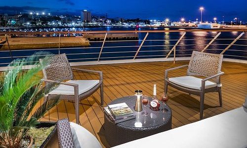 Sitzgruppe auf Deck am Abend