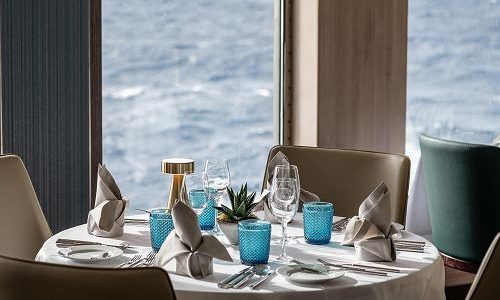 gedeckter Tisch am Fenster