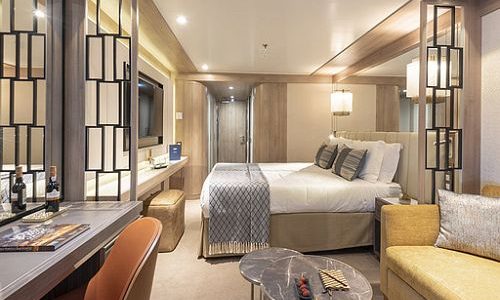 Blick in Wohn- und Schlafbereich Veranda Kabine auf dem Expeditionsschiff World Explorer