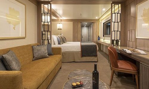 Sofa Schreibtisch und Doppelbett in der infinity Kabine auf dem Expeditionsschiff World Explorer