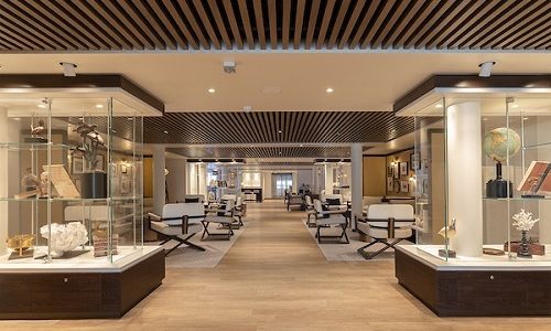 Base Camp Vitrinen und Sitzbereich