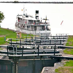 Kanal Schiff in der Schleuse von Berg