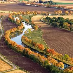 Blick von oben auf den Kanal zwischen Feldern in Borensberg