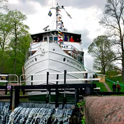M/S Diana in der Schleuse von Borenshult